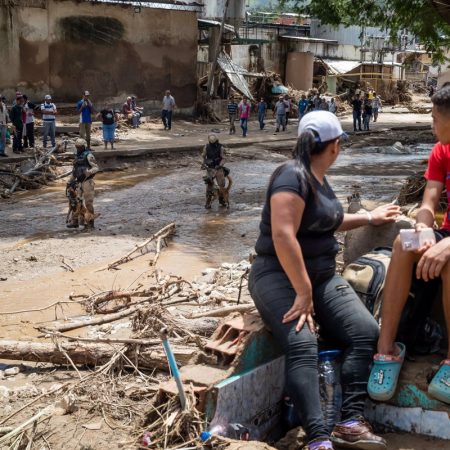 Vista hoy de personas entre los daños causados por el desbordamiento de la quebrada Los Patos, en Las Tejerías, estado Aragua (Venezuela) / Foto: EFE