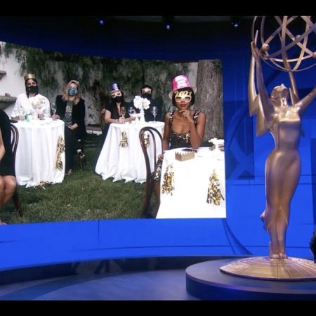 El conductor de los Emmy, Jimmy Kimmel, junto a Kerry Washington  y Reese Witherspoon, en una transmisión remota de la ceremonia de los 72 Premios Emmy. Foto AFP