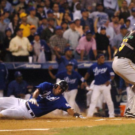 Los Tigres dominicanos contrataron lanzador mexicano y receptor venezolano