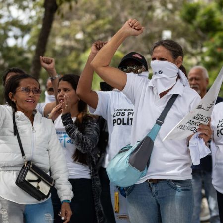 AME4420. CARACAS (VENEZUELA), 09/12/2024.- Personas se manifiestan durante una protesta de Familiares de "presos políticos" frente a la sede del Ministerio Público (Fiscalía), este lunes, en Caracas (Venezuela). Isabel Ramírez, madre del considerado "preso político" Carlos Valecillo Ramírez, exigió este lunes al presidente de Venezuela, Nicolás Maduro, que libere a su hijo, luego de denunciar que el detenido intentó suicidarse en la cárcel de Tocorón, en el estado Aragua (norte). EFE/ Ronald Peña