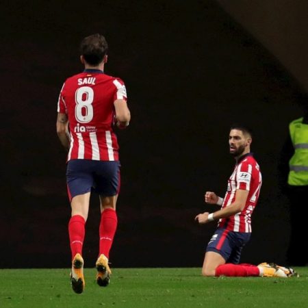 El delantero belga del Atlético de Madrid, Yannick Ferreira Carrasco, celebra el gol del equipo rojiblanco ante el Barcelona. / Foto EFE