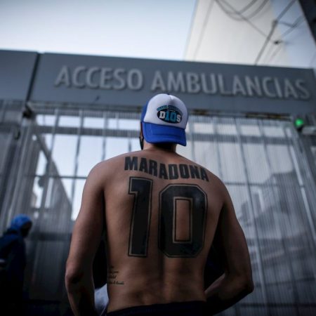 Aficionados apoyando a Maradona tras su ingreso al hospital el pasado 15 de noviembre. / Foto archivo