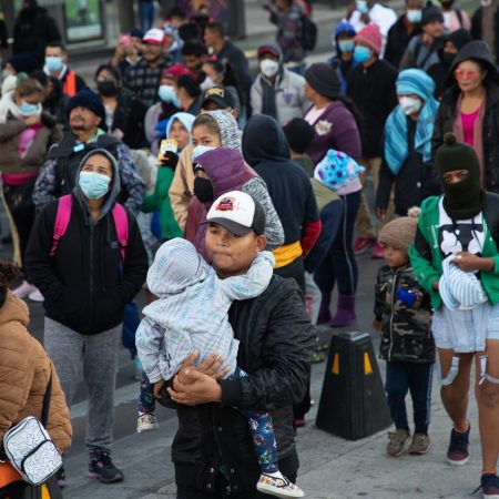 Migrantes centroamericanos en el centro histórico en la  Ciudad de México (EFE/Madla Hartz)