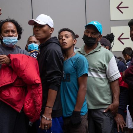 Fiscalía mexicana halla a 386 migrantes de 13 países en el estado de Puebla