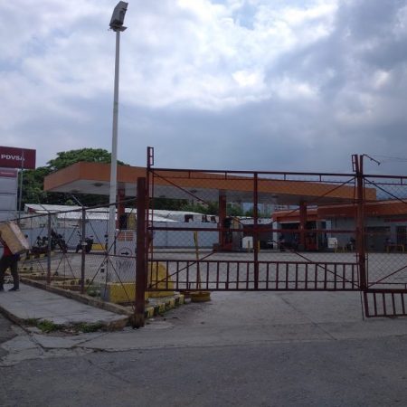 Largas para surtir gasolina no han mermado en estaciones de servicio subsidiadas