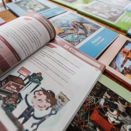 Oposición acusa a López Obrador de adoctrinar a la niñez con nuevos libros escolares
