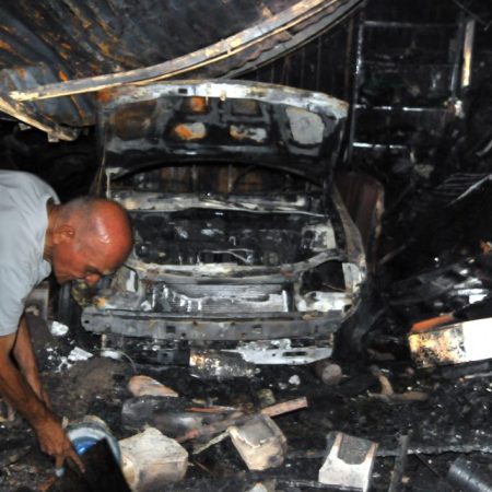 El carro se quemó en su totalidad. (Foto: Andrés Galindo)
