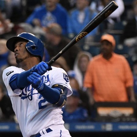 Alcides Escobar tuvo una productiva jornada con el madero para apoyar a Kansas City./Foto: AFP