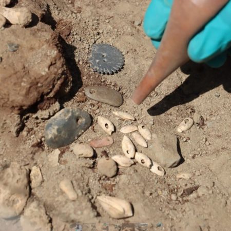 Arqueólogos peruanos encontraron entierros de un adolescente, dos niños y un adulto de más de 3.800 años de antigüedad en un yacimiento