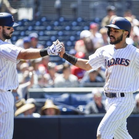 Carlos Asuaje (der) sonó su tercer cuadrangular de la temporada./Foto: AFP