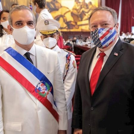 El secretario de Estado de EE.UU., Michael Pompeo, y el presidente dominicano, Luis Abinader. Foto EFE