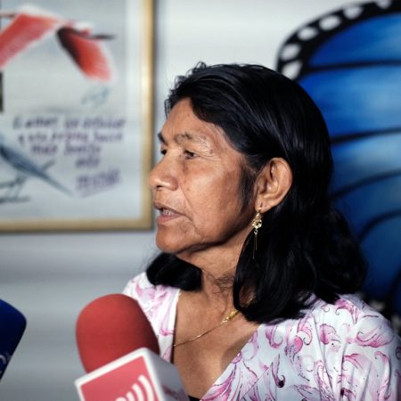 La abuela, Fátima Valencia, de los cuatro niños perdidos desde hace 20 días después de un accidente aéreo en el sur de Colombia. (Foto EFE)