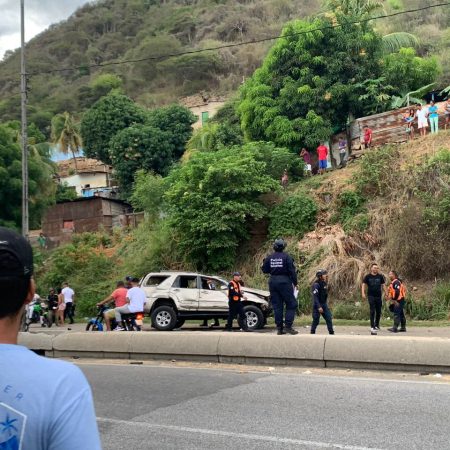 La camioneta quedó en el lado contrario de la autopista Sorpresa Muelles. Foto cortesía