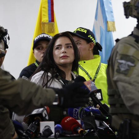 La exsenadora colombiana Aida Merlano brinda declaraciones a la prensa en las instalaciones de la Dirección de Investigación Criminal e Iinterpol, hoy, luego de su arribo Bogotá . Foto EFE
