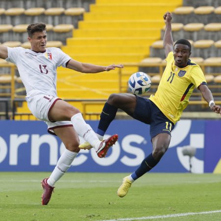 Alan Minda de Ecuador disputa un balón con Alejandro Cova de Venezuela hoy, en un partido de la fase final del Campeonato Sudamericano Sub'20. Foto EFE