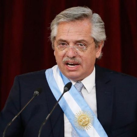 Presidente argentino descarta devaluar: "Es una máquina de generar pobreza"