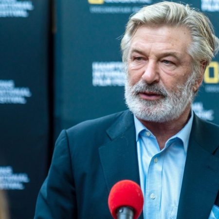 Armera del rodaje de Alec Baldwin culpa a los productores de inseguridad