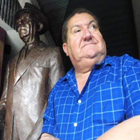Alfredo Fermín junto a la estatua de Eladio Alemán. (foto archivo)