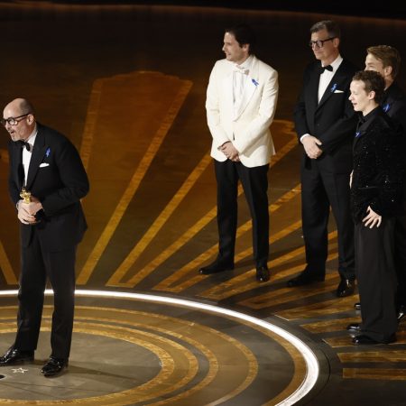 Edward Berger, director de All Quiet on the Western Front, recibió el Oscar a la mejor película internacional. Foto EFE