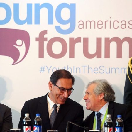 LIM008. LIMA (PERÚ), 11/04/2018.- El secretario general de la Organización de Estados Americanos (OEA), Luis Almagro (2d), habla con el presidente de Perú, Martín Vizcarra (2i), hoy, miércoles 11 de abril de 2018, durante el Foro de los Jóvenes, una de las reuniones preparatorias para la Cumbre de las Américas, en Lima (Perú). Almagro elogió hoy a los jóvenes de Venezuela por enfrentarse a condiciones de "tortura, represión política y detención arbitraria" para pelear por sus derechos. Por su parte, Vizcarra afirmó, en la clausura de la primera jornada del foro, que la Cumbre de las Américas es una oportunidad para que los gobiernos del continente adopten medidas concretas frente a la corrupción. EFE/Ernesto Arias