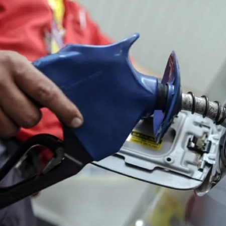 Polémica alza del precio de combustibles
