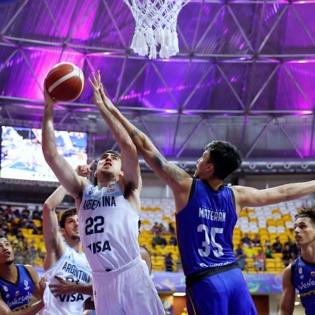 Argentina derrotó a Venezuela y pasó a semifinales. Foto EFE