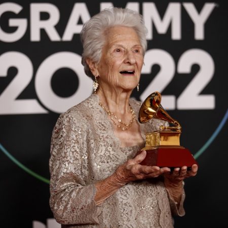 Ángela Álvarez, Mejor Nueva Artista en los Latin Grammy a los 95 años. (Foto EFE