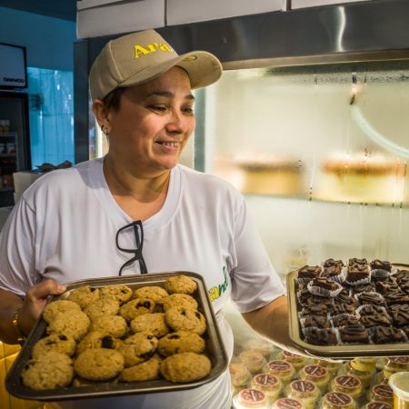 Trabajadora de una pasteleria en la ciudad de Valencia. Fotografía: Armando Díaz.
