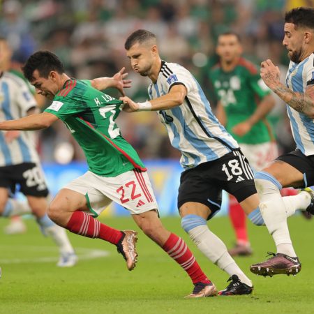 Hirving Lozano, de Mexico, en acción ante Guido Rodriguez, de Argentina, durante el partido. Foto EFE