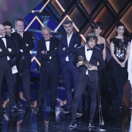 El productor Eduardo Villanueva tras recibir el Goya a la mejor película por "As Bestas" durante la gala de la XXXVII edición de los Premios Goya que se celebró en el Palacio de Congresos y Exposiciones FIBES, en Sevilla. Foto EFE.