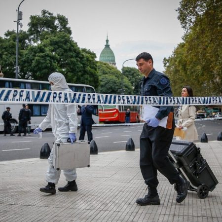 Miembros de la Policía Federal Argentina trabajan cerca del Congreso de la Nación, donde fue atacado el diputado argentino Héctor Olivares, de la Unión Cívica Radical (UCR), que forma parte del oficialismo, este jueves en Buenos Aires (Argentina). Olivares se encuentra en grave estado tras haber sido baleado mientras iba acompañado de otra persona, quien falleció. Foto EFE