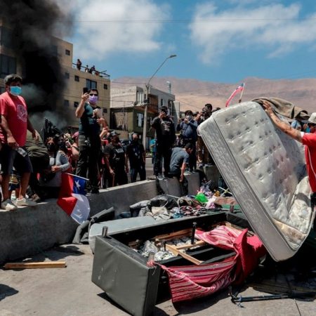 Una marcha contra la migración irregular realizada este sábado en Iquique, en el norte de Chile, terminó con incidentes violentos contra extranjeros varados en la ciudad a la espera de regularizar su situación. Foto EFE