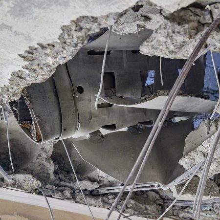 Daños a una vivienda en Ucrania tras el ataque de tropas rusas. Foto EFE