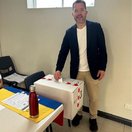 Sergio Dago, coordinador del centro, otro venezolano que ejerció su derecho al voto en Australia/ Foto X