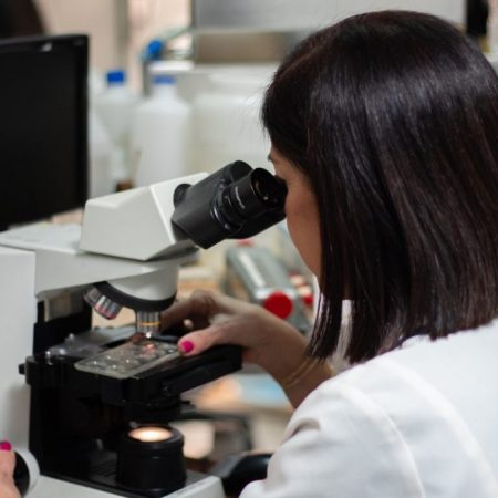Monitor Salud detecta escasez de bioanalistas en laboratorios públicos