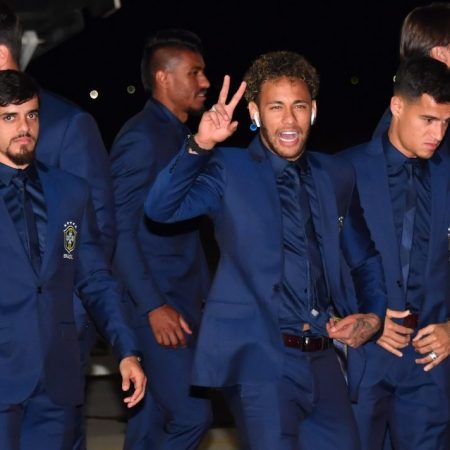 Con un ilusionado Neymar a la cabeza, la selección de Brasil aterrizó en el aeropuerto de Sochi en horas de la madrugada./Foto: AFP,