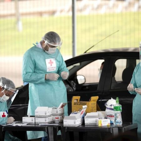 Imagen de archivo del los trabajadores de la salud que realizan pruebas rápidas de coronavirus, habilitadas por el gobierno de la ciudad, a ciudadanos en sus respectivos coches en Brasilia. EFE