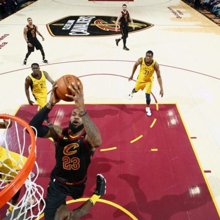 Cavaliers se apoyó en el estelar LeBron James, quien fue figura con una espectacular actuación de 46 puntos y 12 rebotes. Foto AFP