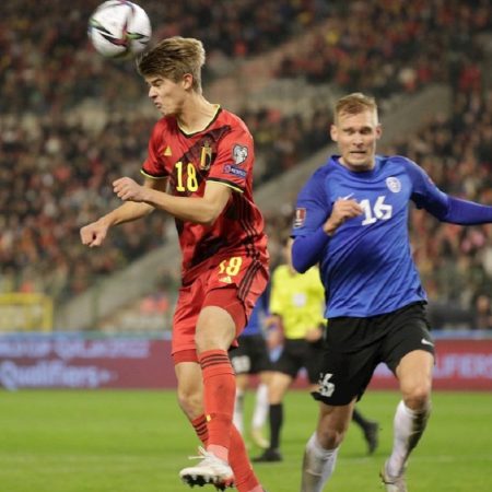 El jugador belga Charles De Ketelaere y el estonio Joonas Tamm (der.) en acción durante el partido de clasificación del Grupo E para la Copa Mundial de la FIFA 2021, Foto EFE