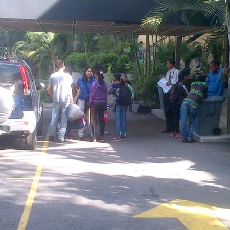 Familiares en busca de los cuerpos en la morgue de Bello Monte. (Foto Felícita Blanco)