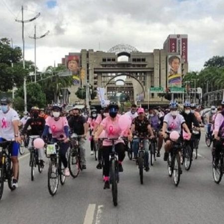 Bicicletada rosa para concienciar sobre el cáncer de mama