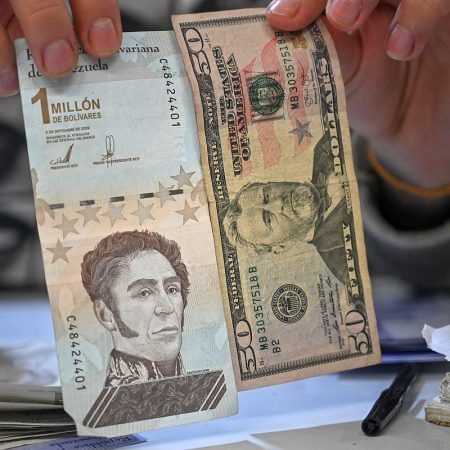 El bolívar se recuperó un 0,3% frente al dólar en febrero