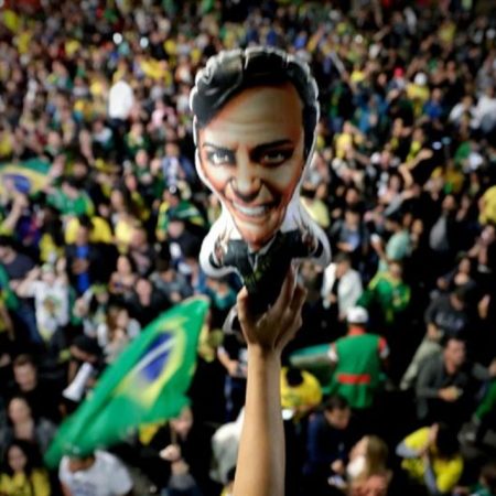 Simpatizantes del candidato a la presidencia de Brasil Jair Bolsonaro celebran su victoria, en la avenida Paulista en Sao Paulo Foto EFE