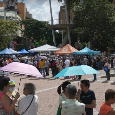 Cientos de usuarios hicieron cola el sábado durante una jornada de atención a cargo de Corpoelec en Las Mercedes. Foto: El Pitazo.