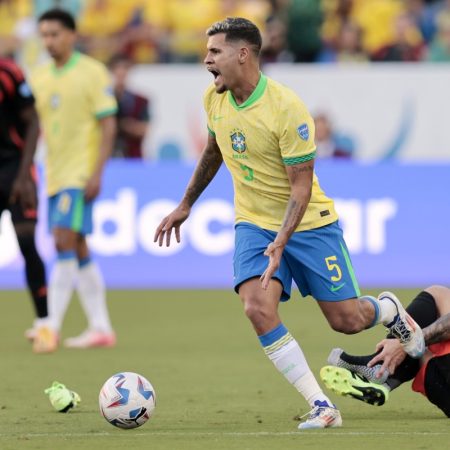 Las selecciones de Brasil y Colombia empataron a un gol por lado. Foto: EFE/EPA/JOHN G. MABANGLO