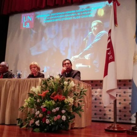 Una universidad pública de Argentina concedió un "honoris causa post mortem" a Hugo Chávez, presidente de Venezuela entre 1999 y 2013, título honorífico que recogió este jueves en Buenos Aires el ministro del Poder Popular para la Cultura y hermano mayor del fallecido mandatario, Adán Chávez (Foto Adán Chávez)