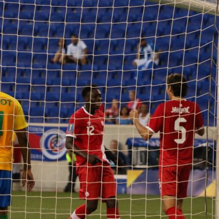Alphonso Davis (centro) encabezó el triunfo canadiense con un doblete./Foto: @naslofficial