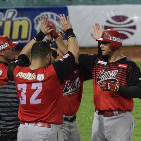 Carlos Rivero (der) fue uno de los puntales de Cardenales al sonar jonrón clave en el quinto episodio./Foto: @CardenalesDice