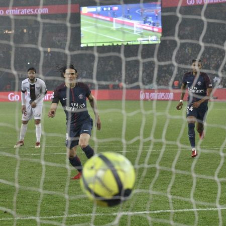 Edinson Cavani resultó determinante para el PSG al marcar los dos tantos que valieron el empate./Foto: EFE