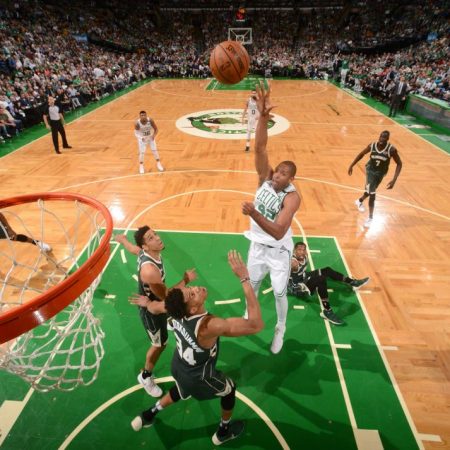 Al Horford tuvo una gran actuación en el ataque para liderar la clasificación de los Celtics./Foto: AFP